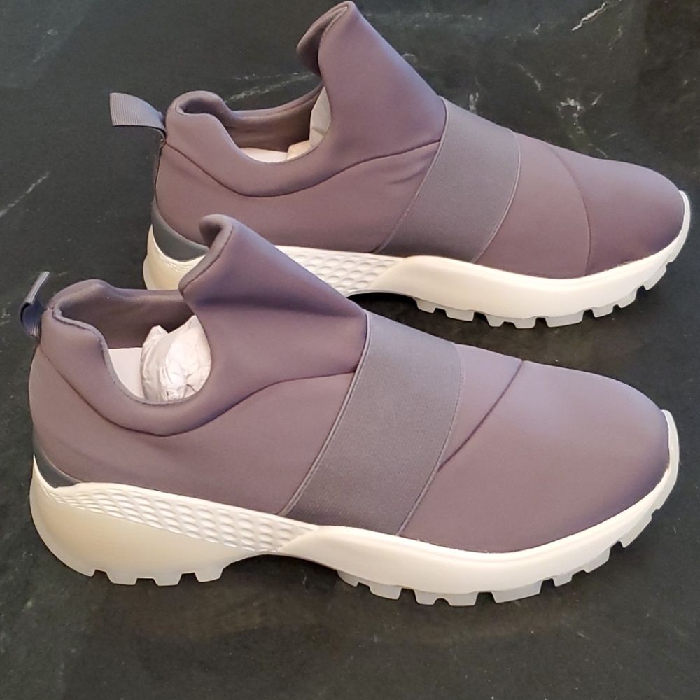 J/SLIDES NYC GREY SNEAKERS. SZ. 8.5